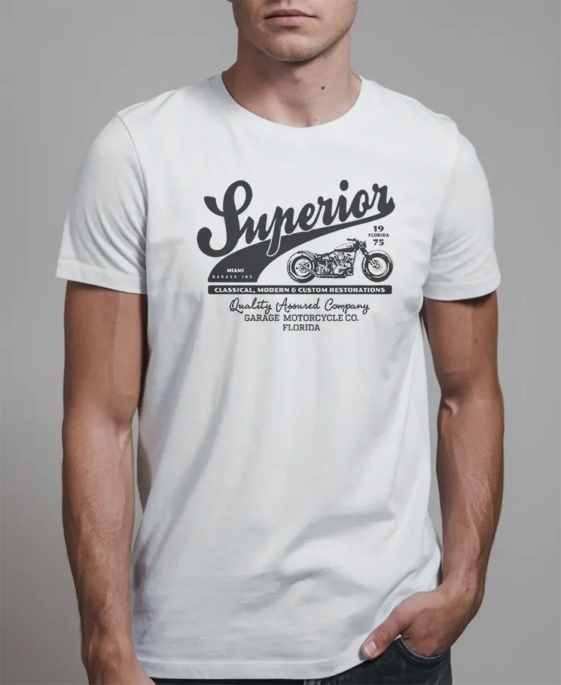 hombre en camiseta blanca motera detalle