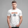 hombre en camiseta blanca motorcycle
