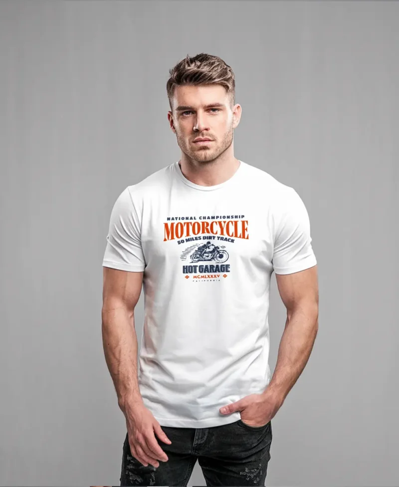 hombre en camiseta blanca motorcycle