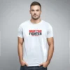hombre en camiseta blanca muay thai