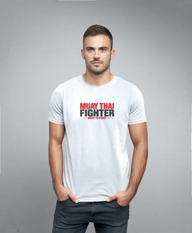 hombre en camiseta blanca muay thai