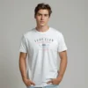 hombre en camiseta blanca surf