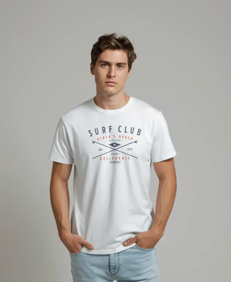hombre en camiseta blanca surf