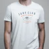 hombre en camiseta blanca surf detalle