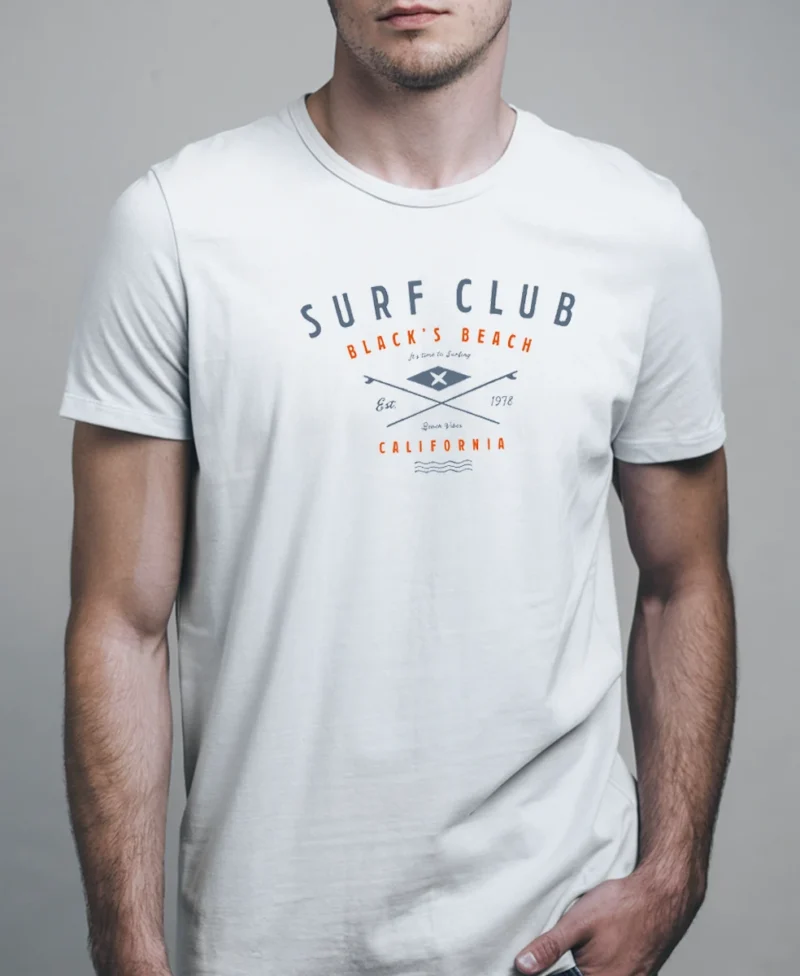 hombre en camiseta blanca surf detalle