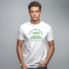 hombre en camiseta blanca y coche hombre en camiseta blanca y coche
