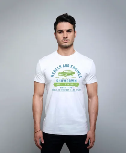 hombre en camiseta blanca y coche verde