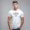hombre en camiseta blanca y diseno NEEWPORT