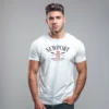 hombre en camiseta blanca y diseno NEEWPORT