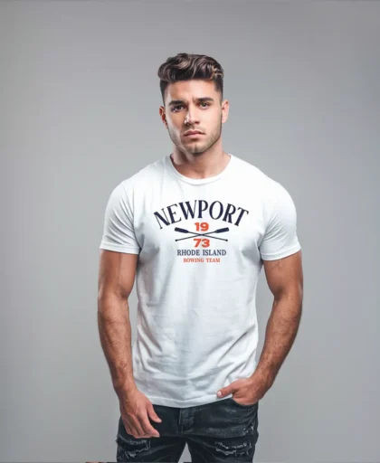 hombre en camiseta blanca y diseno NEEWPORT
