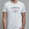 hombre en camiseta blanca y diseno detalle