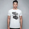 hombre en camiseta blanca y moto