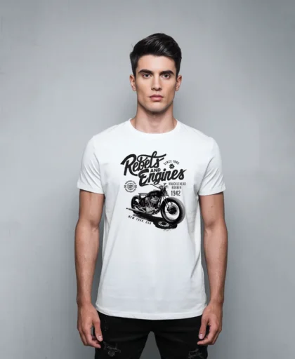 hombre en camiseta blanca y moto