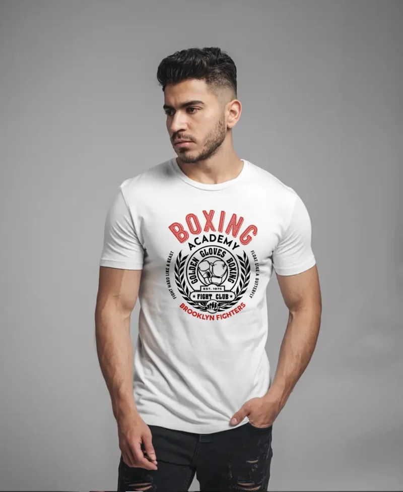 hombre en camiseta blanco boxing academy