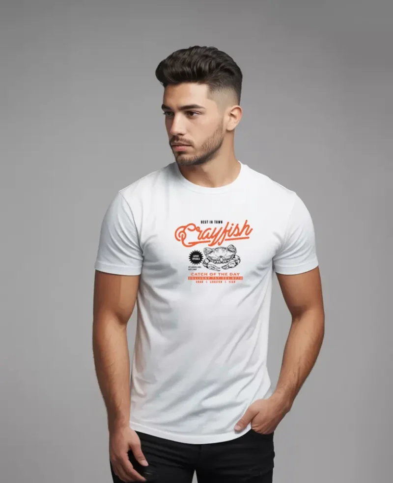 hombre en camiseta blanco crab