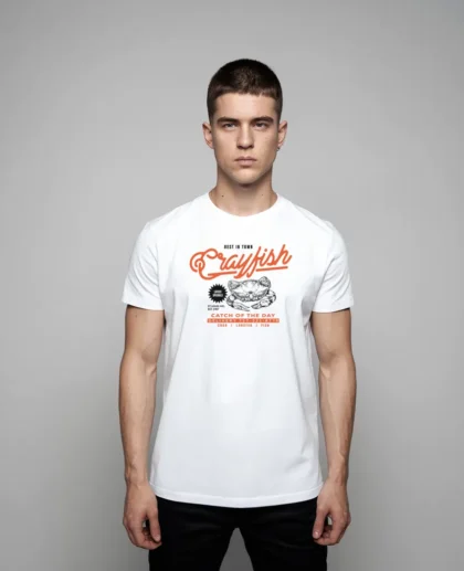 hombre en camiseta blanco crab