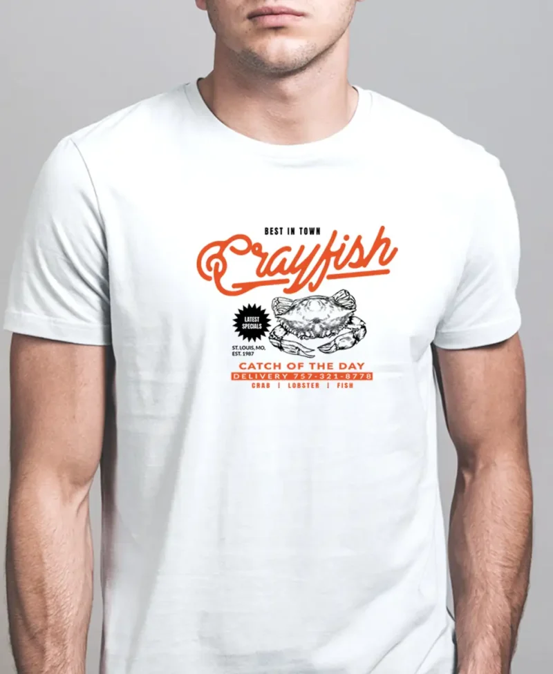 hombre en camiseta blanco crab detalle