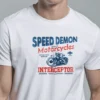 hombre en camiseta blanco detalle