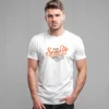 hombre en camiseta blanco motera