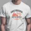 hombre en camiseta blanco motera detalle