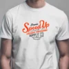 hombre en camiseta blanco motera detalle