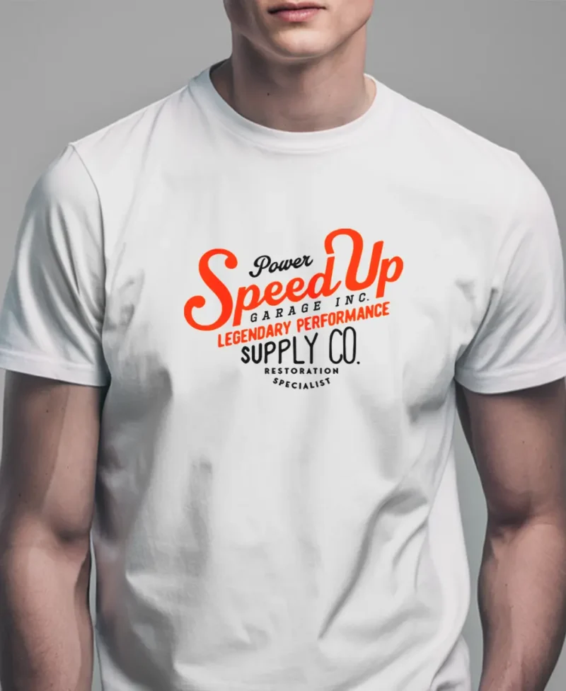 hombre en camiseta blanco motera detalle