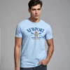 hombre en camiseta celeste NEEWPORT