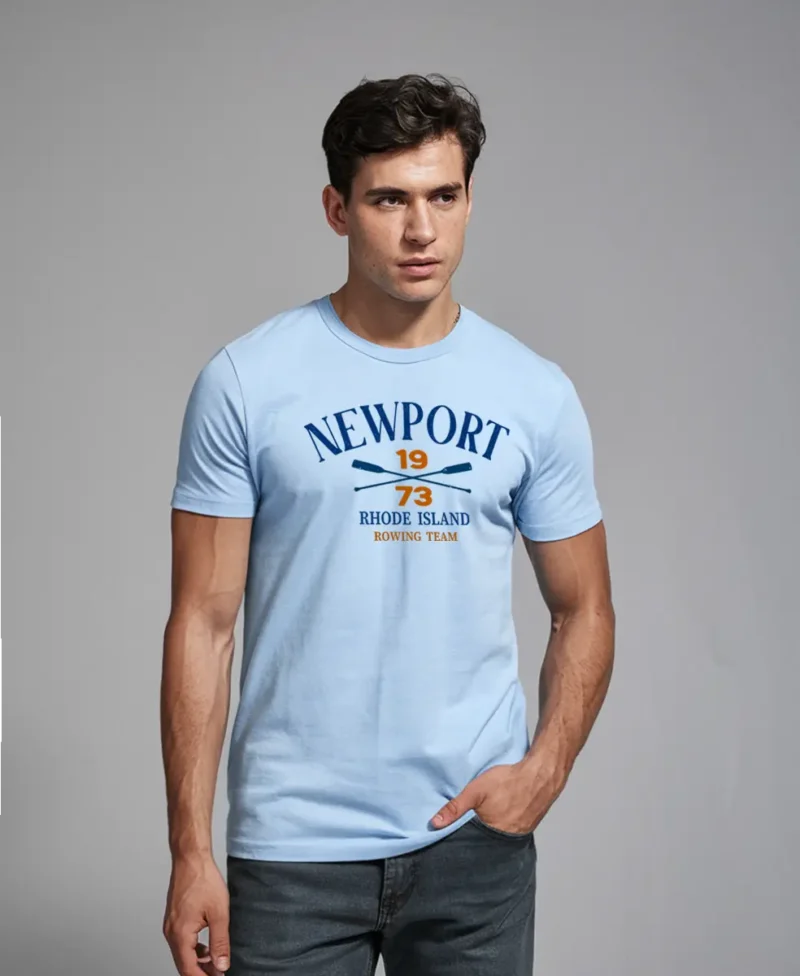 hombre en camiseta celeste NEEWPORT