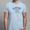 hombre en camiseta celeste NEEWPORT detalle