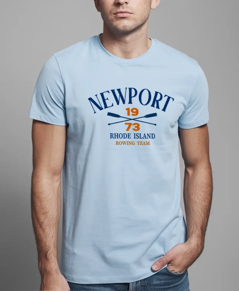 hombre en camiseta celeste NEEWPORT detalle