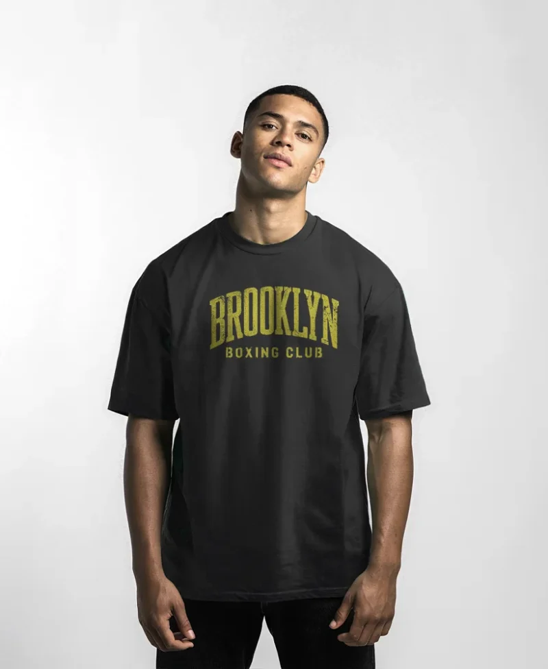 hombre en camiseta negra con logo amarillo