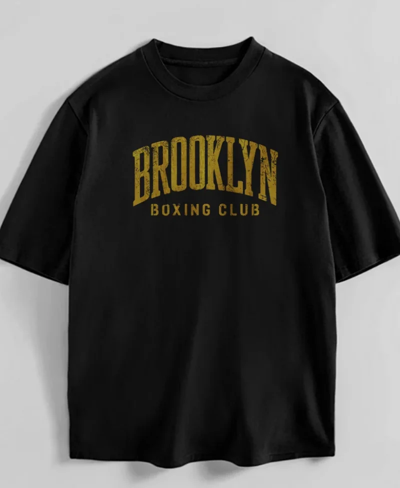 hombre en camiseta negra con logo amarillo detalle