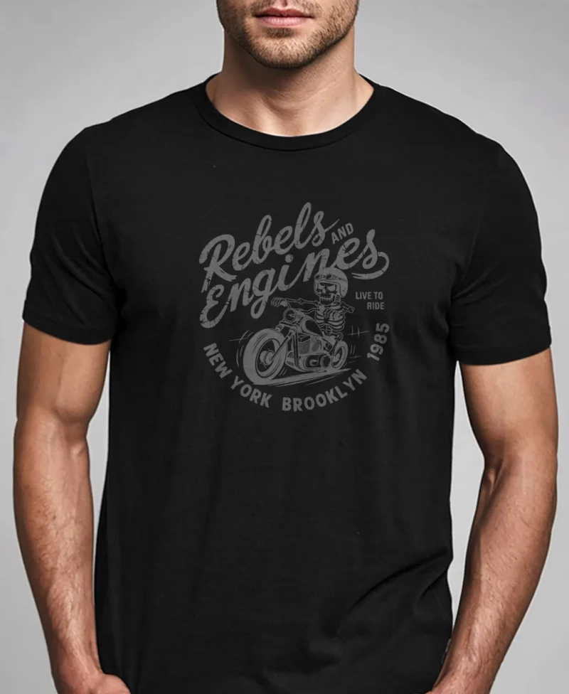 hombre en camiseta negra detalle