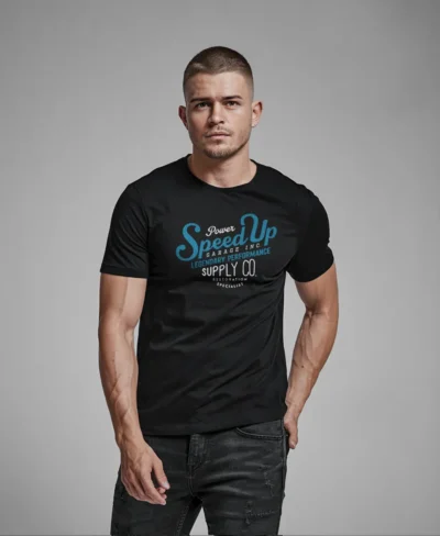 hombre en camiseta negra motera