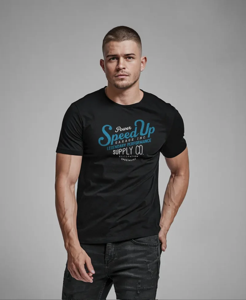 hombre en camiseta negra motera