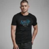 hombre en camiseta negra motera