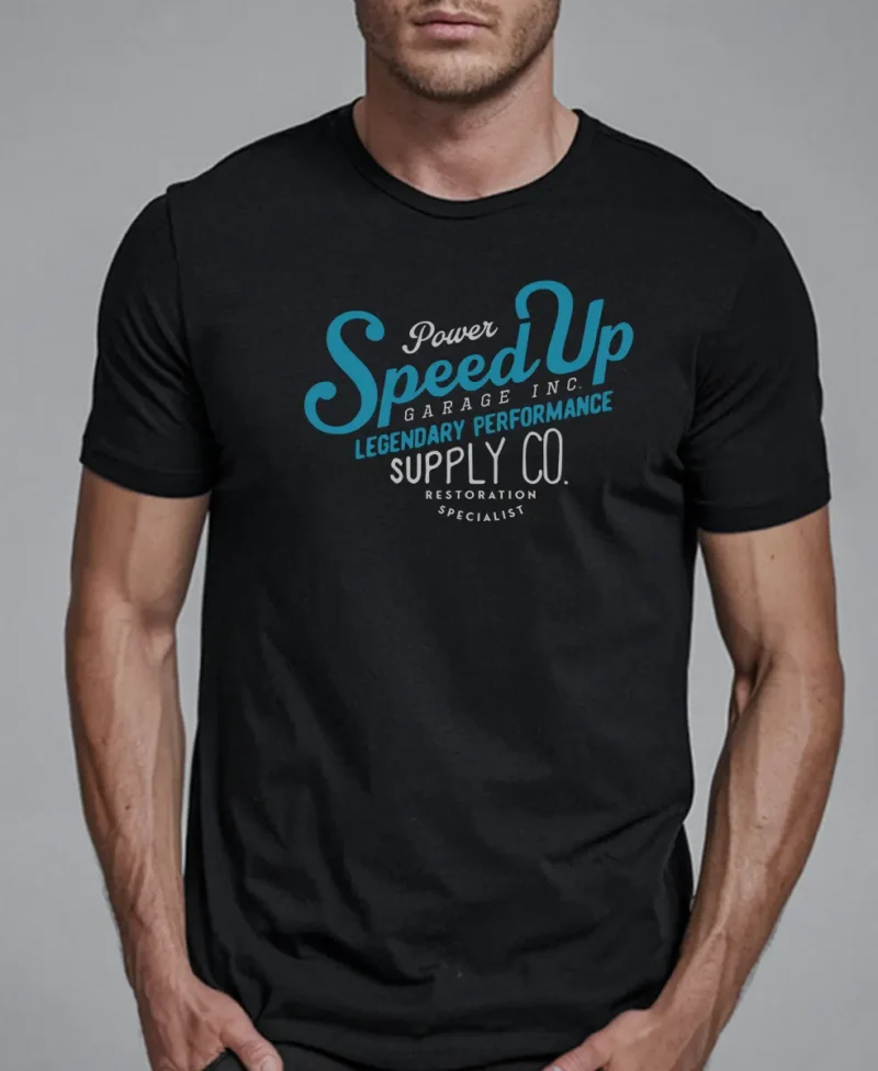 hombre en camiseta negra motera detalle