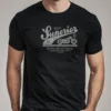 hombre en camiseta negra motera detalle hombre en camiseta negra motera detalle