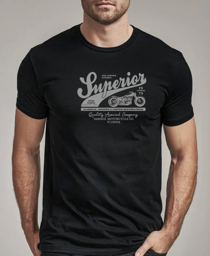 hombre en camiseta negra motera detalle