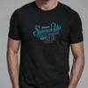 hombre en camiseta negra motera detalle