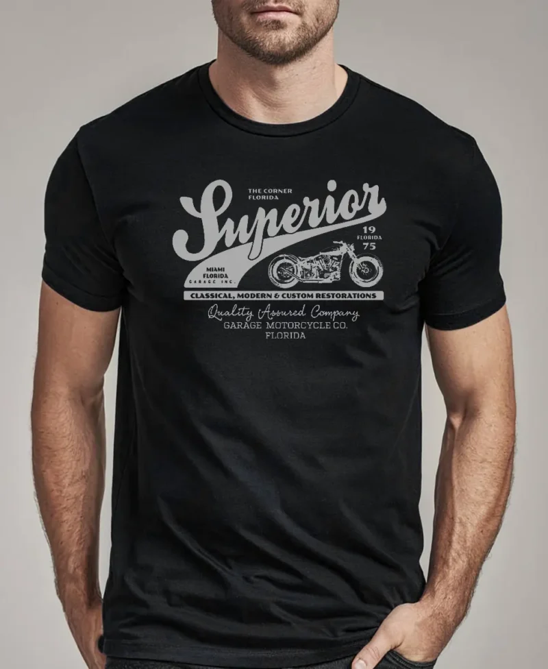 hombre en camiseta negra motera detalle