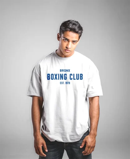hombre en camiseta oversize blanca bronx