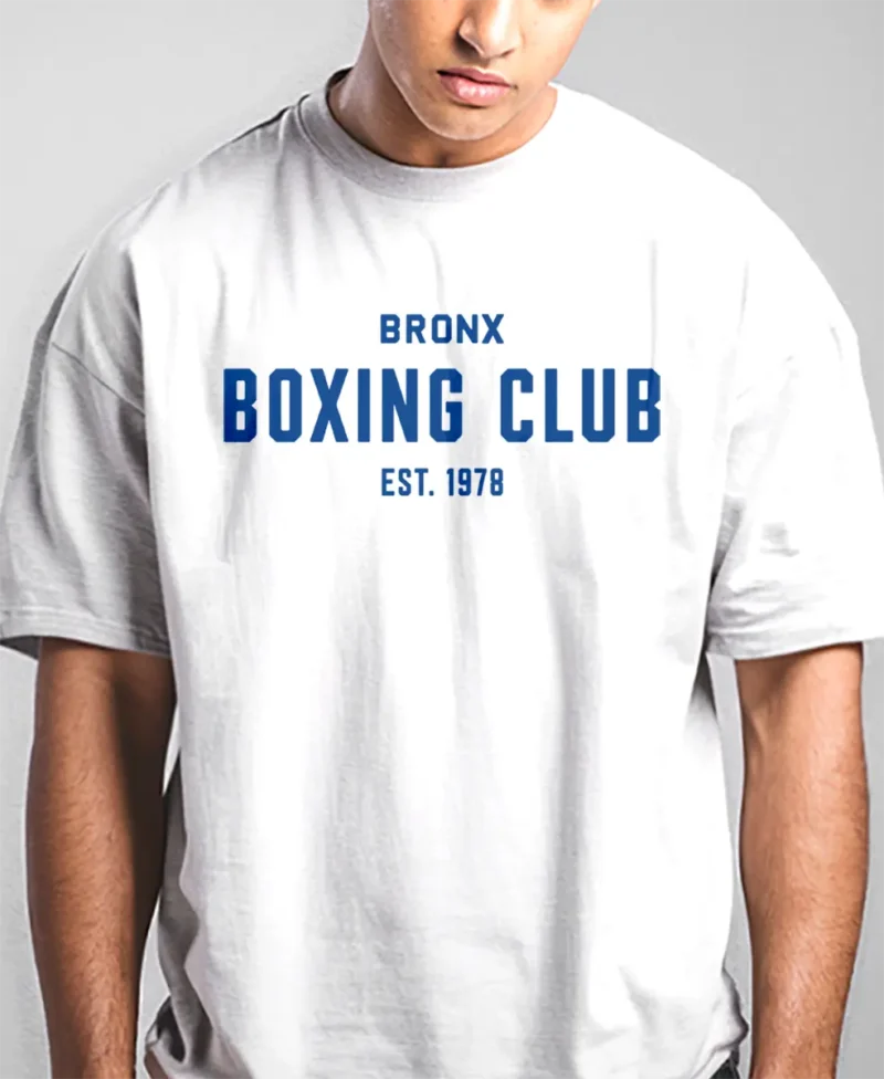 hombre en camiseta oversize blanca bronx detalle