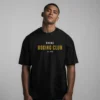 hombre en camiseta oversize negra hombre en camiseta oversize negra