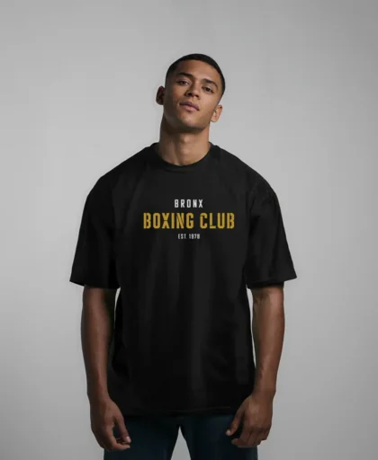 hombre en camiseta oversize negra