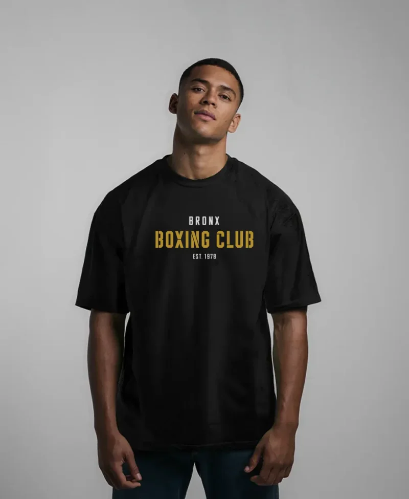 hombre en camiseta oversize negra