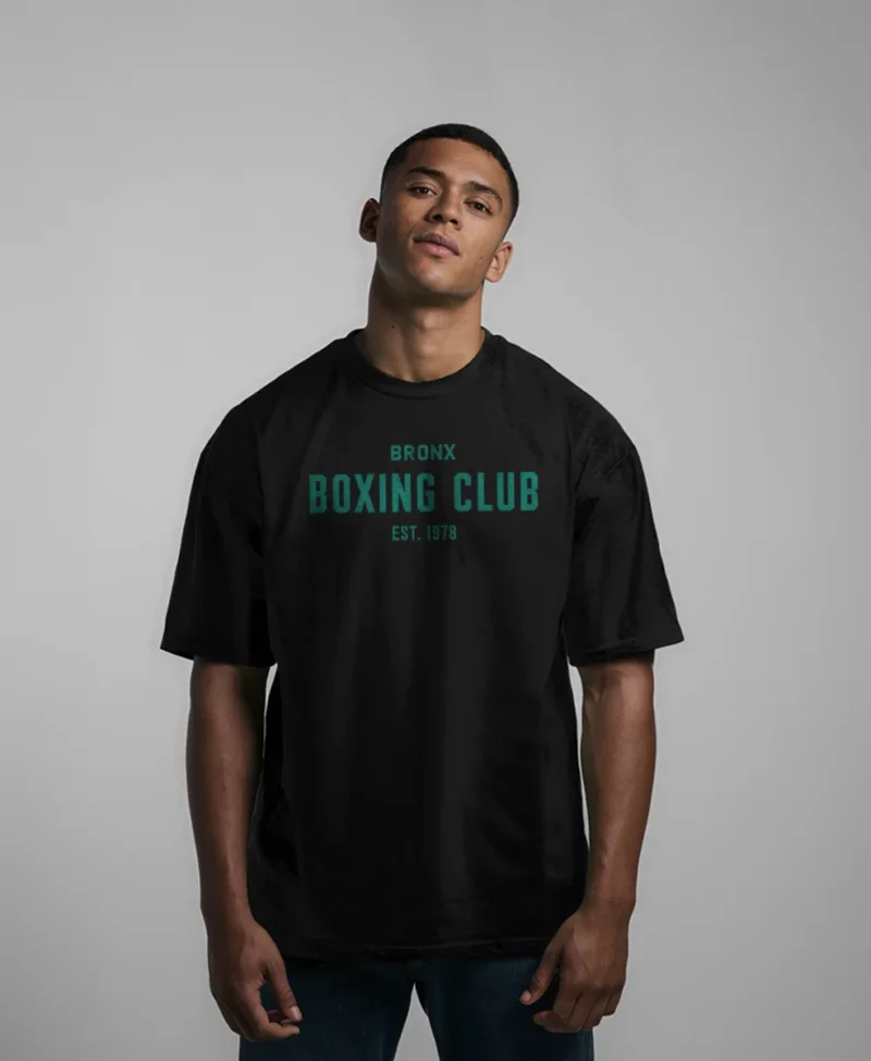 hombre en camiseta oversize negra