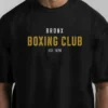 hombre en camiseta oversize negra detalle hombre en camiseta oversize negra detalle
