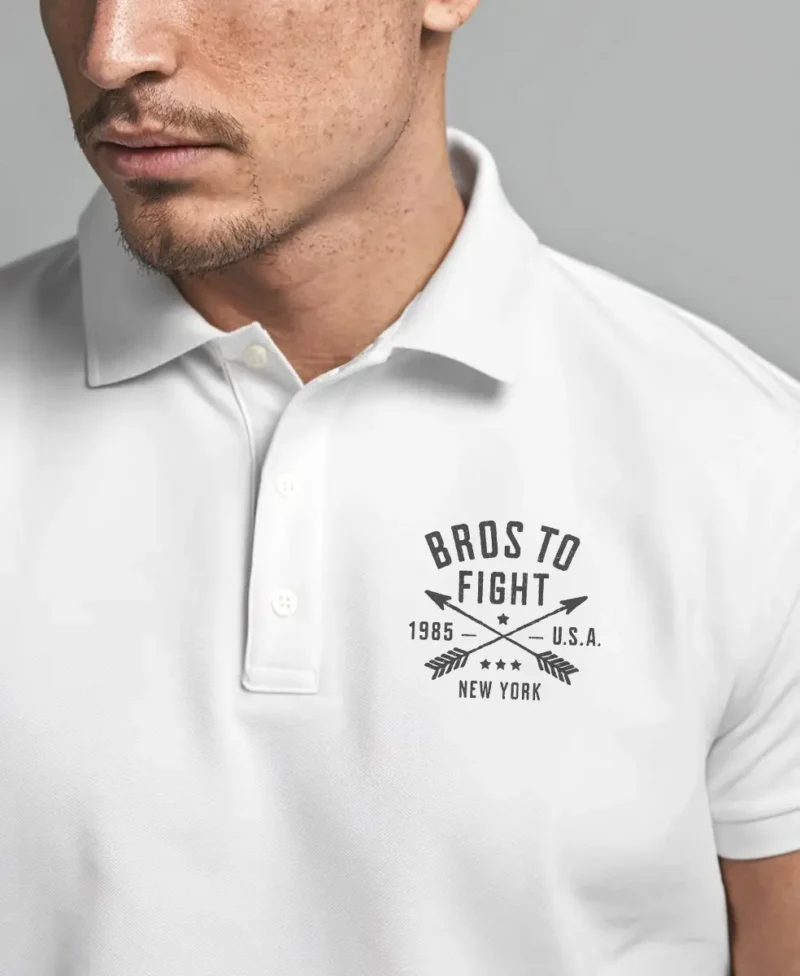 hombre en polo blanco BTF detalle