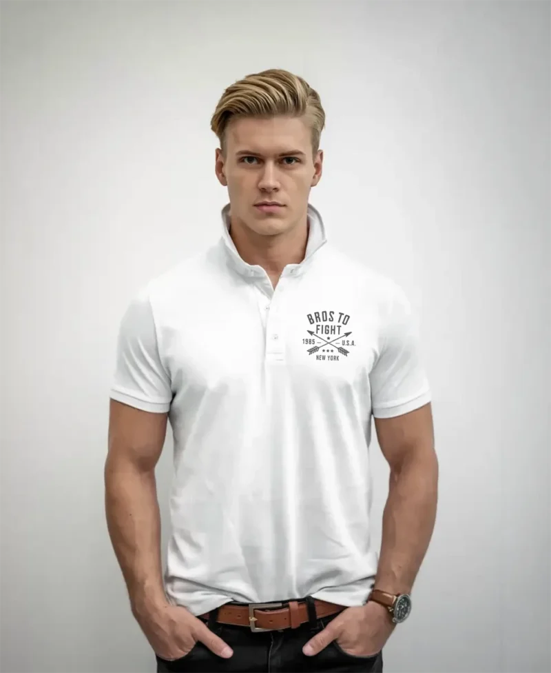 hombre en polo blanco btf